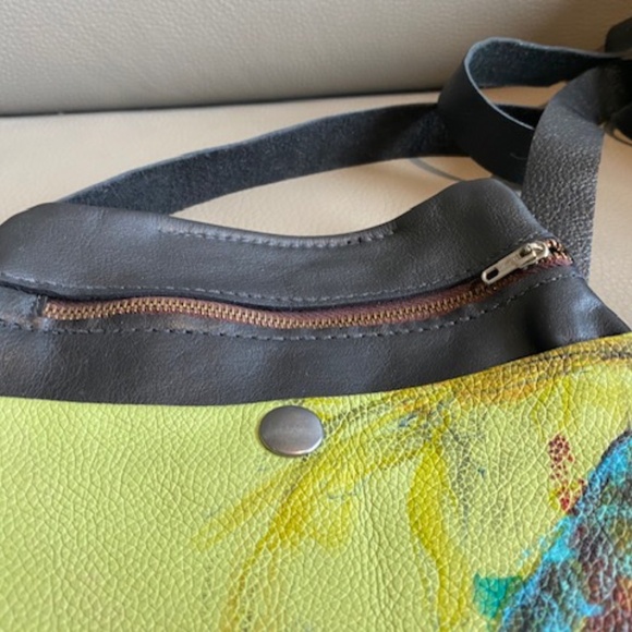 Small crossbody bag purse rare with painted parrots multicolour w/shoulder strap - Picture 7 of 11